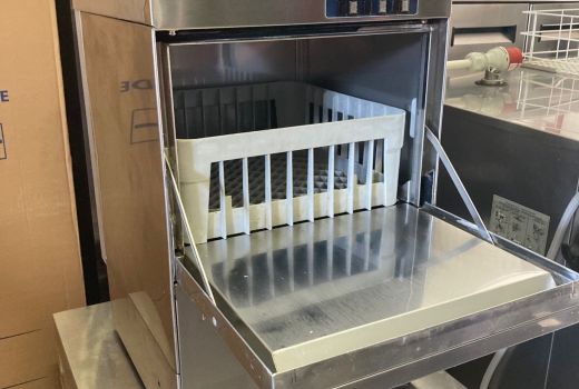 Aristarco pohármosogatógép beépített automata öblítő és mosószer adagolókkal, ürítőszivattyúval
