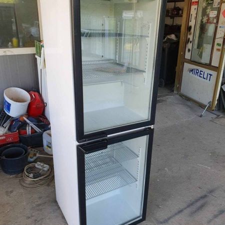 Üvegajtós hűtő hűtővitrin